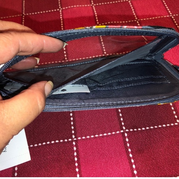 NWT Vera Bradley Coastal
Paradise Floral RFID Tech Wristlet - Picture 3 of 4